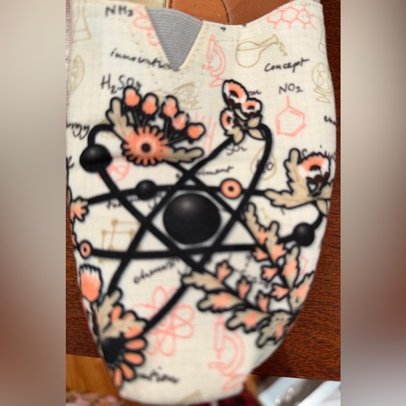Science/Chemistry themed shoe by Groove Bags in size 8.5W(40) - Picture 4 of 5